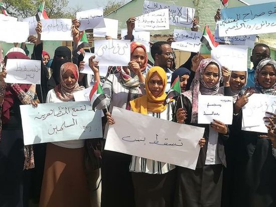 القبض على 14 أستاذا جامعيا في احتجاجات السودان اليوم (صور)
