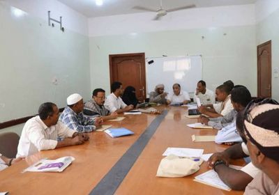 مدير عام المكلا يناقش مع منظمة "إنترسوس" أحوال اللاجئين