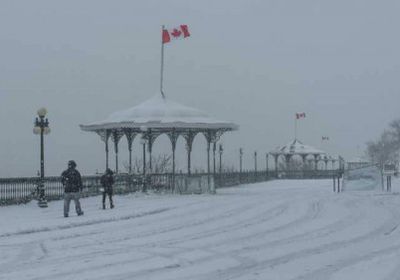 عاصفة ثلجية بكندا تغلق المدارس وتلغي 32% من الرحلات الجوية