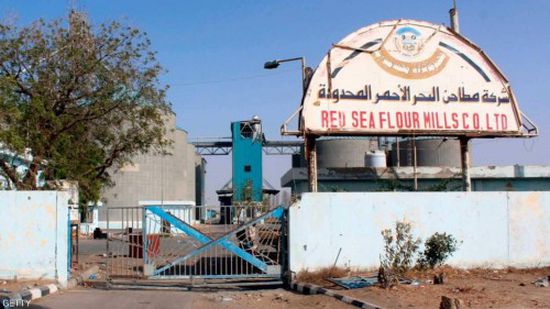 مليشيات الحوثي تقصف مطاحن البحر الأحمر في الحديدة