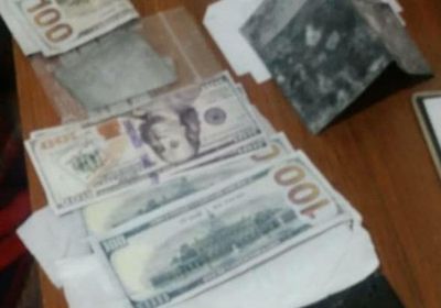 القبض على 4 أشخاص خلال محاولتهم تهريب دولارات مزيفة من تعز إلى عدن
