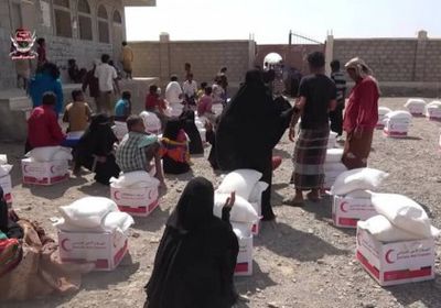 الهلال الأحمر الإماراتي يغيث النازحين في الخوخة بمئات السلل الغذائية