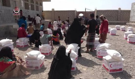 الهلال الأحمر الإماراتي يغيث النازحين في الخوخة بمئات السلل الغذائية