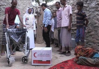 الهلال الإماراتي يقدم كراسي متحركة لمعاقتين بلحج (صور) 