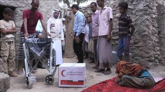 الهلال الإماراتي يقدم كراسي متحركة لمعاقتين بلحج (صور) 