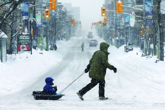 الثلوج تتسبب في إغلاق المدارس وإلغاء الرحلات الجوية بكندا