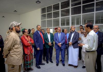 الرئيس عيدروس يطلع على سير العمل في مطار الريان الدولي (صور)
