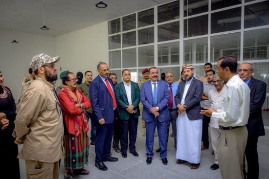 الرئيس عيدروس يطلع على سير العمل في مطار الريان الدولي (صور)
