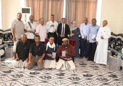 خلال حفل مميز بحضرموت.. تكريم المشاركين في مسرحية "إغراء السنابل"