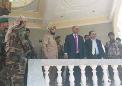  عاجل..وسط هتافات مرحبة به.. الزبيدي يتفقد شوارع المكلا (صور)