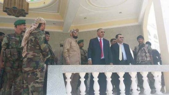  عاجل..وسط هتافات مرحبة به.. الزبيدي يتفقد شوارع المكلا (صور)