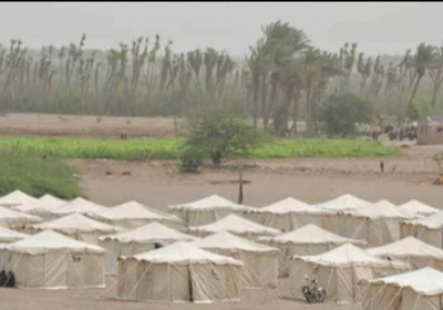 محافظ الحديدة يجري زيارة مفاجئة لمخيمات النازحين لهذا السبب