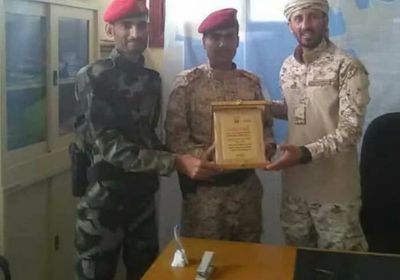 كتائب العاصفة تكرم قيادات عسكرية تقديرا لجهودهم (صور)