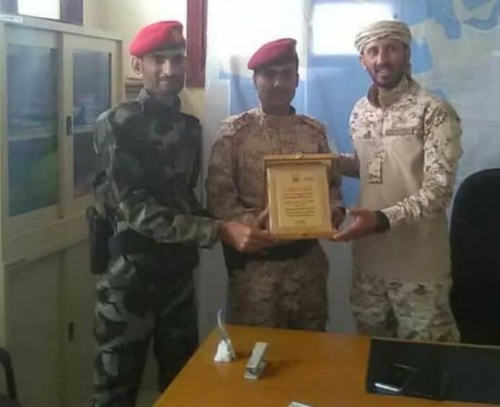 كتائب العاصفة تكرم قيادات عسكرية تقديرا لجهودهم (صور)