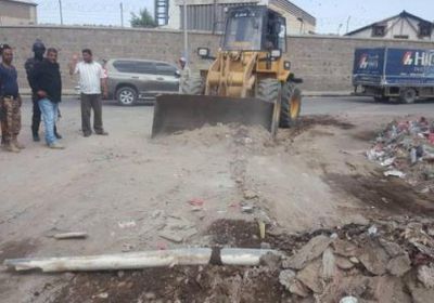 حملة نظافة بمديرية المعلا لإزالة مخلفات البناء ورفع الأتربة