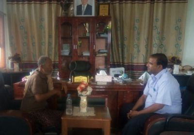 في لفتة إنسانية مؤثرة.. مدير التربية والتعليم بلحج يستقبل معلمه ويعانقه