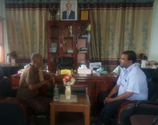 في لفتة إنسانية مؤثرة.. مدير التربية والتعليم بلحج يستقبل معلمه ويعانقه