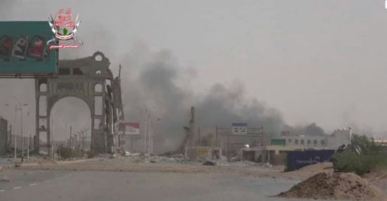 قصف حوثي جديد لمنازل المواطنين بحيس.. وإصابة عدد من المواطنين