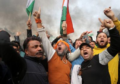 مئات المواطنين ينظمون مظاهرة تنديدا بالهجوم الإرهابي في " كشمير " (صور)