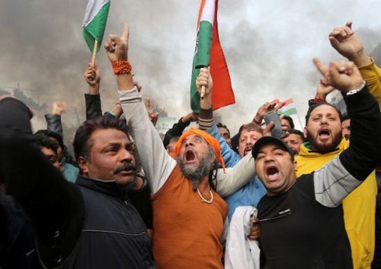 مئات المواطنين ينظمون مظاهرة تنديدا بالهجوم الإرهابي في " كشمير " (صور)