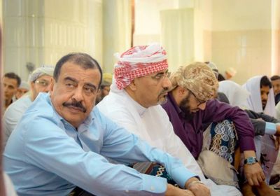 بالصور.. الزبيدي وأعضاء الانتقالي يؤدون صلاة الجمعة في مسجد عمر بالمكلا
