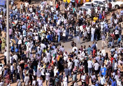 تجدد الاحتجاجات الشعبية بالسودان ومطالبات بإسقاط "البشير"