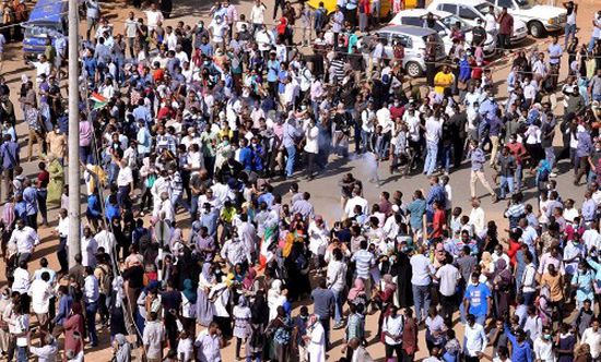 تجدد الاحتجاجات الشعبية بالسودان ومطالبات بإسقاط "البشير"