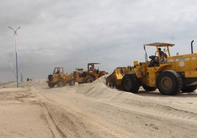 حملة لإزالة الكثبان الرملية من طريق عدن – أبين