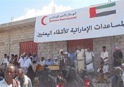 "الهلال الإماراتي" يوزع مساعدات غذائية لأهالي مديرية عسيلان بشبوة
