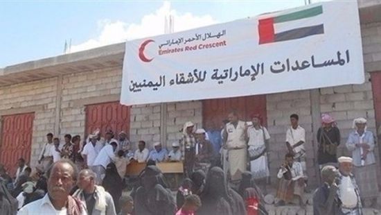 "الهلال الإماراتي" يوزع مساعدات غذائية لأهالي مديرية عسيلان بشبوة