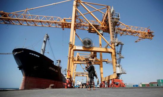 الحوثيون يحصلون على 26 مليون دولار من ميناء الحديدة شهريا 
