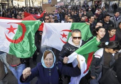 مظاهرات جزائرية تطالب بإسقاط النظام رداً على ترشح "بوتفليقة"