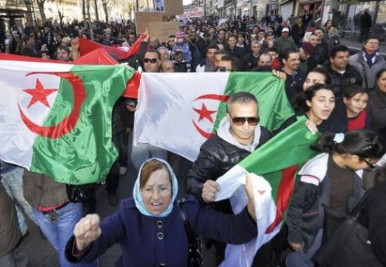 مظاهرات جزائرية تطالب بإسقاط النظام رداً على ترشح "بوتفليقة"