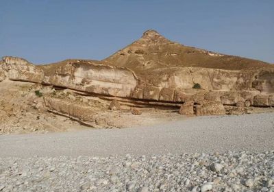 فريق جيولوجي يدرس الصخور الصناعية و أحجار الزينة بقشن (صور)