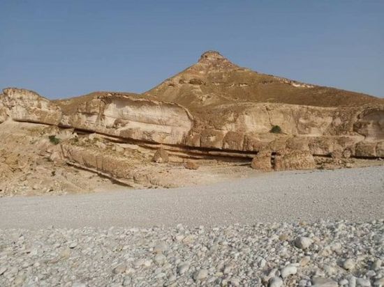 فريق جيولوجي يدرس الصخور الصناعية و أحجار الزينة بقشن (صور)