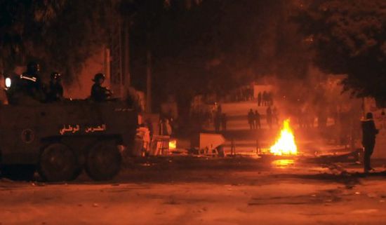 بعد مقتل شاب بمخفر شرطة.. اشتباكات عنيفة بين الأمن والمتظاهرين في تونس