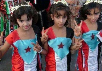 طفلة جنوبية تشارك ببراءتها في هاشتاج "حضرموت روح الجنوب"