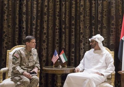 "بن زايد" يستقبل قائد القيادة المركزية الأمريكية في أبوظبي
