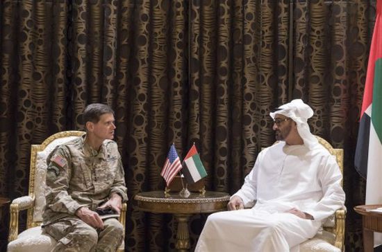 "بن زايد" يستقبل قائد القيادة المركزية الأمريكية في أبوظبي