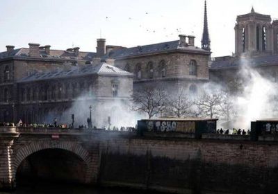 فرنسا.. "المسيل للدموع"  لمواجهة السترات الصفراء في شهرها الثالث