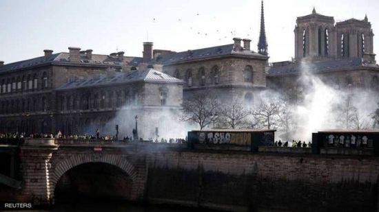 فرنسا.. "المسيل للدموع"  لمواجهة السترات الصفراء في شهرها الثالث