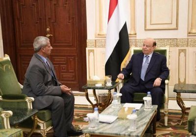 هادي يستقبل محافظ لحج عقب تماثله للشفاء