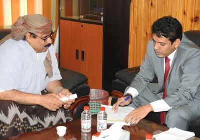 محافظ المهرة يوجه شركة النفط بشراء سيارات لصندوق النظافة والتحسين  (صور)