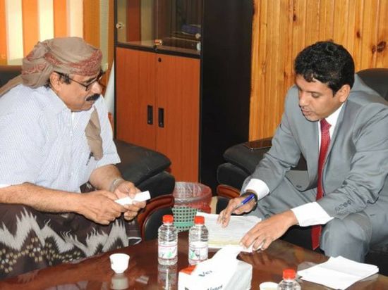 محافظ المهرة يوجه شركة النفط بشراء سيارات لصندوق النظافة والتحسين  (صور)