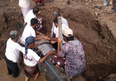 الفرق المعنية تواصل إصلاح عطل انقطاع المياه بالتواهي