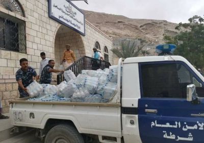 بالصور.. إتلاف 167 كرتونة مياه منتهية الصلاحية في المكلا