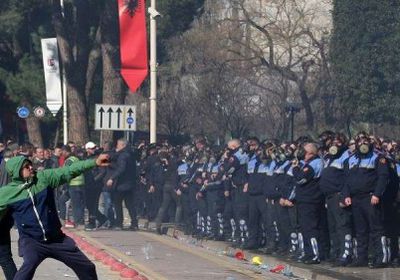 صدام بين آلاف المتظاهرين من أنصار المعارضة والشرطة الألبانية