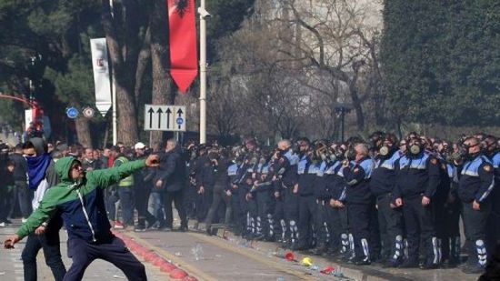 صدام بين آلاف المتظاهرين من أنصار المعارضة والشرطة الألبانية