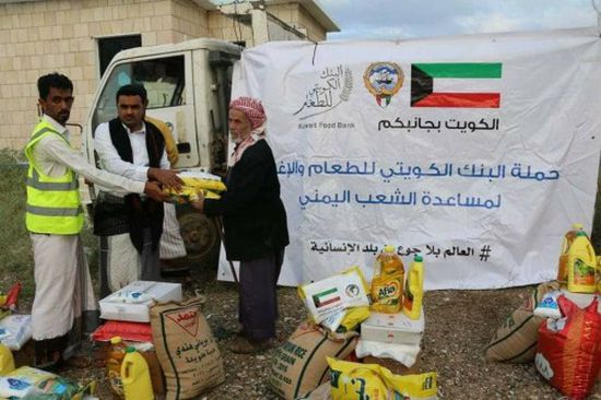 توزيع سلال إغاثية مقدمة من الكويت للنازحين في سقطرى