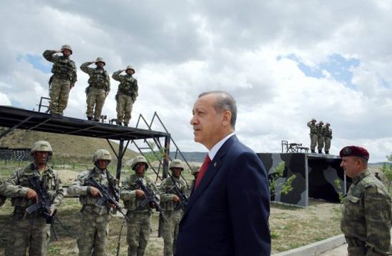 أردوغان يحاول إنقاذ اقتصاده بالدفع مقابل تقليص الخدمة العسكرية
